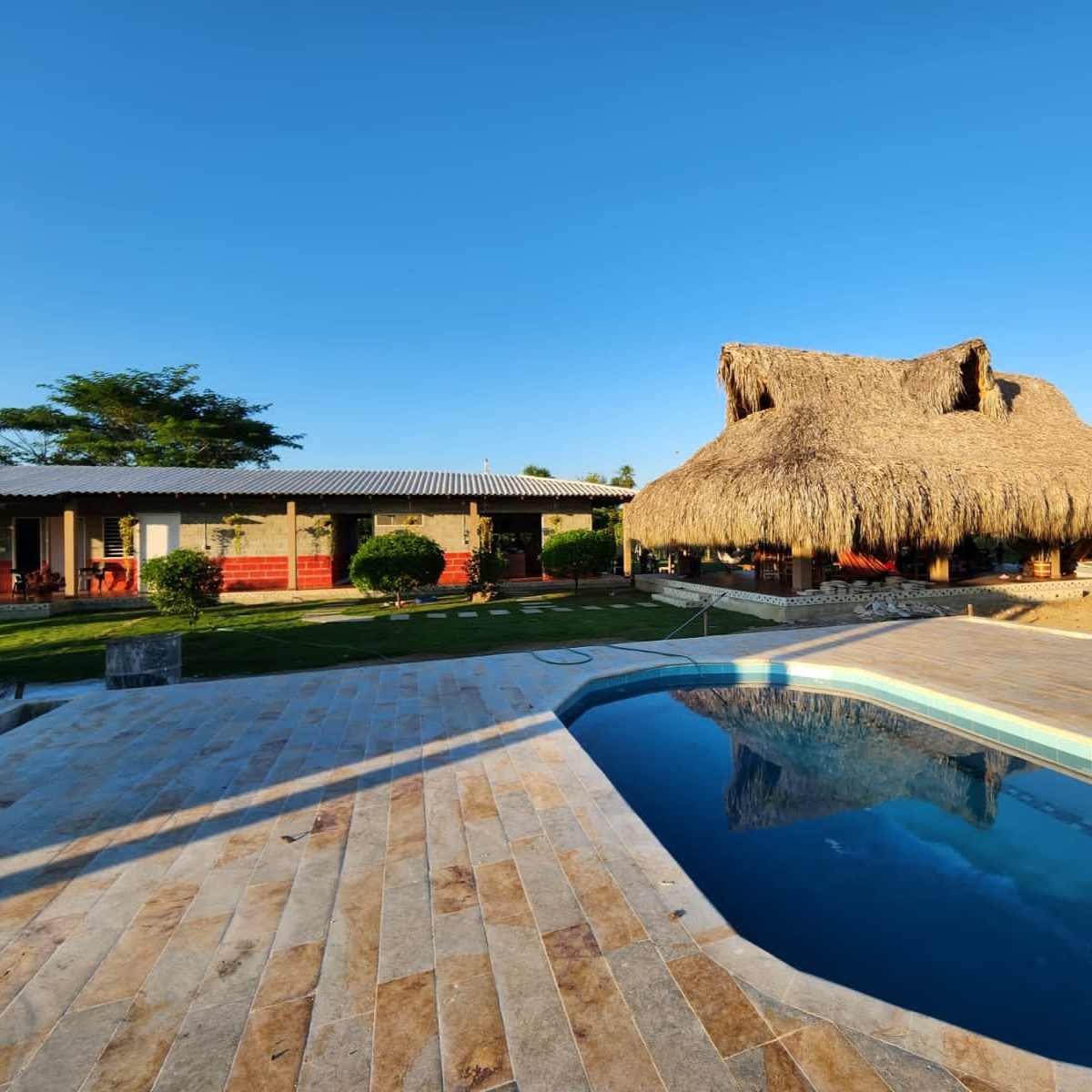 Borde Piscina en Mármol Sinú Veta